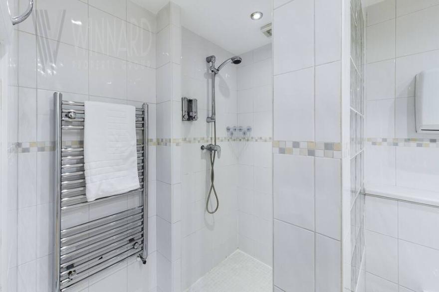 4 Star, 2 Bed Apartment, Beach Front with Sea View