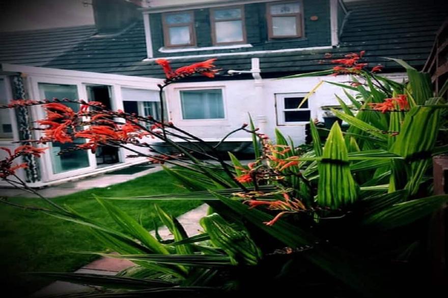 Quirky 3 Bedroom Cottage, Sleeps 7 Guests