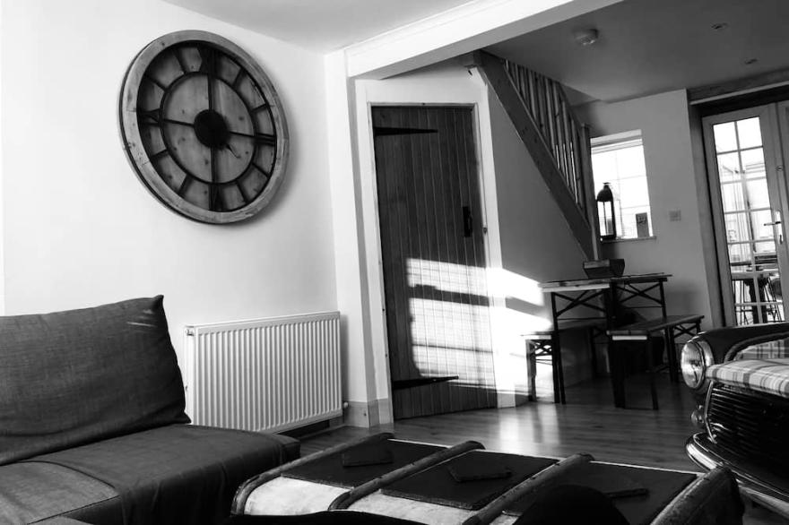 Quirky 3 Bedroom Cottage, Sleeps 7 Guests