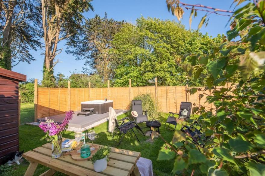 Rosenwyn Barn -  a cottage that sleeps 6 guests  in 3 bedrooms