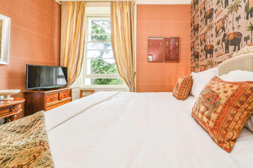 Light & bright 1st floor apartment with superking/twin bed overlooks gardens