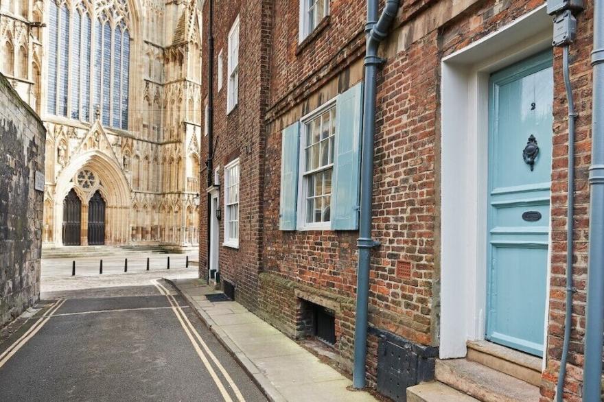 Outstanding historic townhouse in city centre next to York Minster (sleeps 2-8)