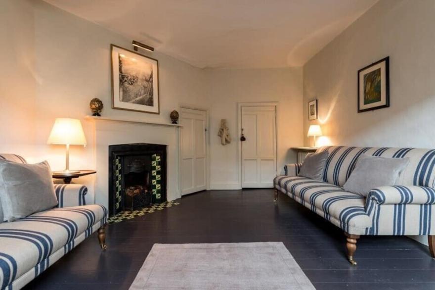 Outstanding historic townhouse in city centre next to York Minster (sleeps 2-8)