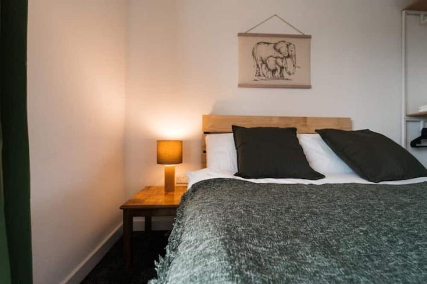 Lovely 2 bedroom flat next to Victoria Park