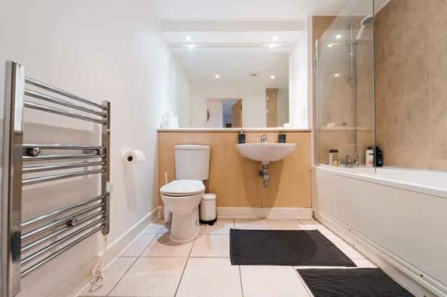 Lovely 2 bedroom flat next to Victoria Park