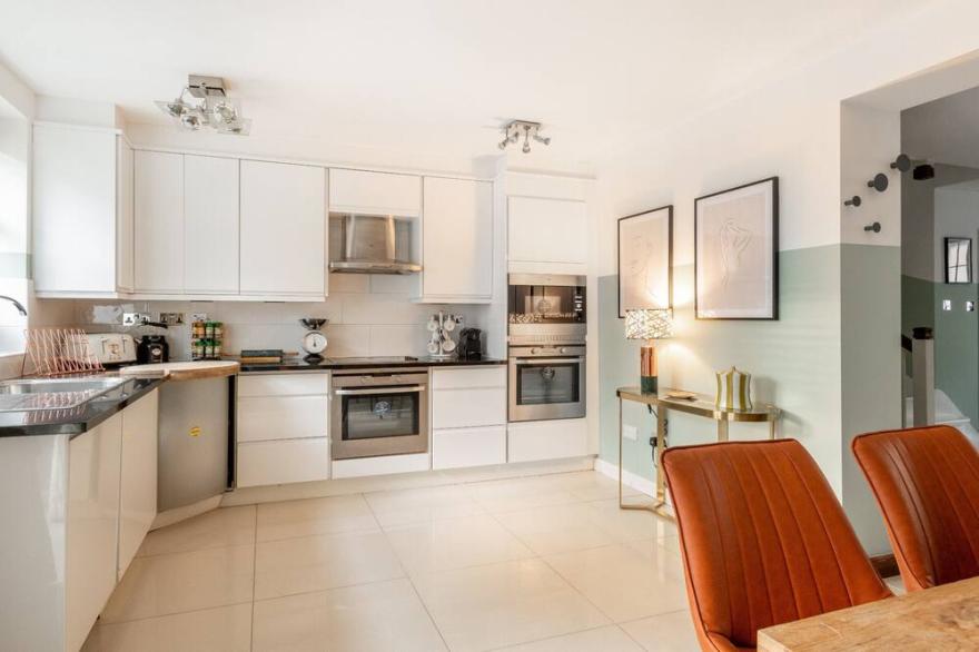 The Southwick Sanctuary - Large & Modern 6BDR Home with Private Terrace