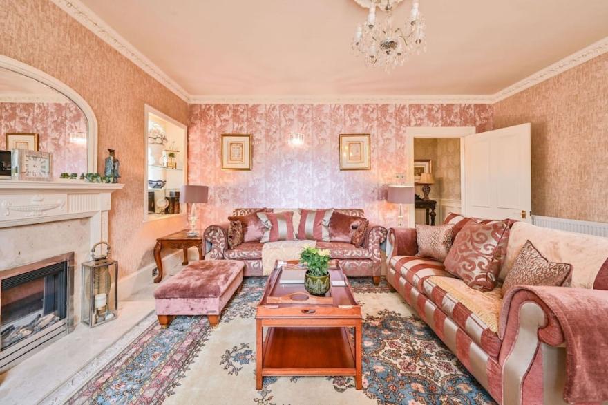Luxury three bedroom Town House for up to 5 people with private hot tub.