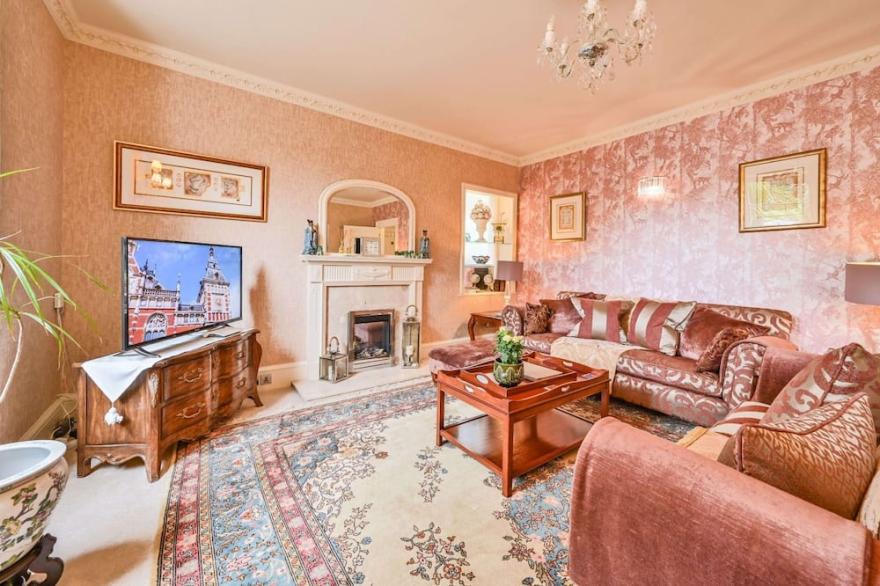 Luxury three bedroom Town House for up to 5 people with private hot tub.