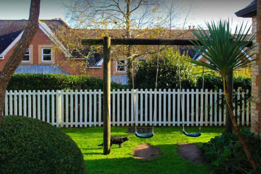 Ultra Luxury Victorian schoolhouse with hot tub & harbour views