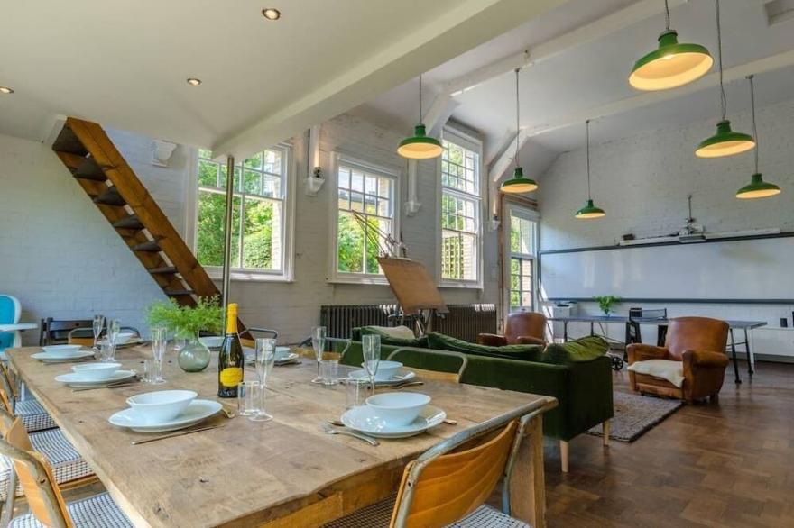Ultra Luxury Victorian schoolhouse with hot tub & harbour views