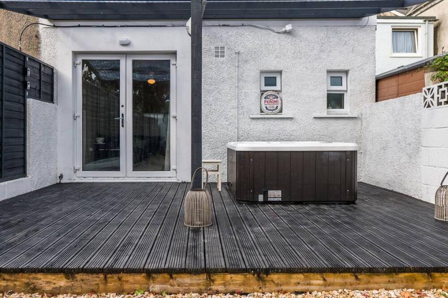 HOLIDAY APARTMENT WITH HOT TUB, family friendly in Pembroke Dock