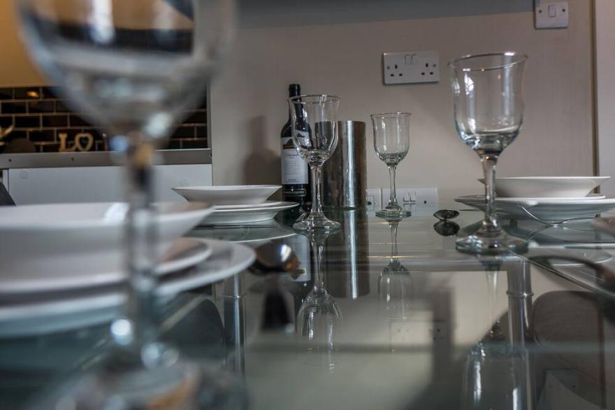 HOLIDAY APARTMENT WITH HOT TUB, family friendly in Pembroke Dock