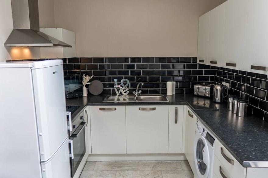 HOLIDAY APARTMENT WITH HOT TUB, family friendly in Pembroke Dock