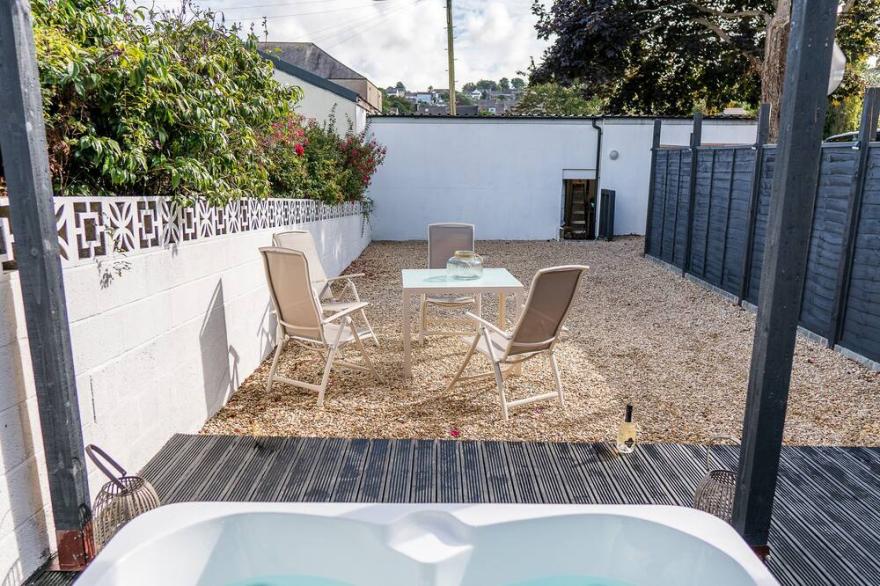 HOLIDAY APARTMENT WITH HOT TUB, family friendly in Pembroke Dock