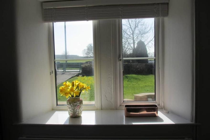 Characterful , pet friendly cottage ,sleeps 4 ,stunning views ,village location.