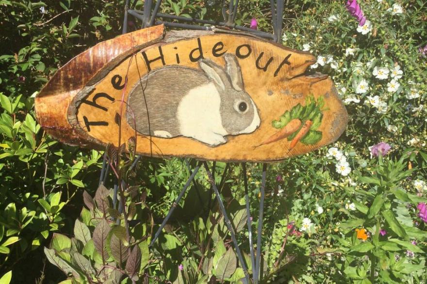 THE HIDEOUT Brighstone IOW Studio style cabin Rural Quiet. Downs Beaches 10 mins