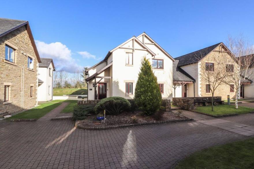 SQUIRREL COTTAGE, family friendly, with pool in Penruddock