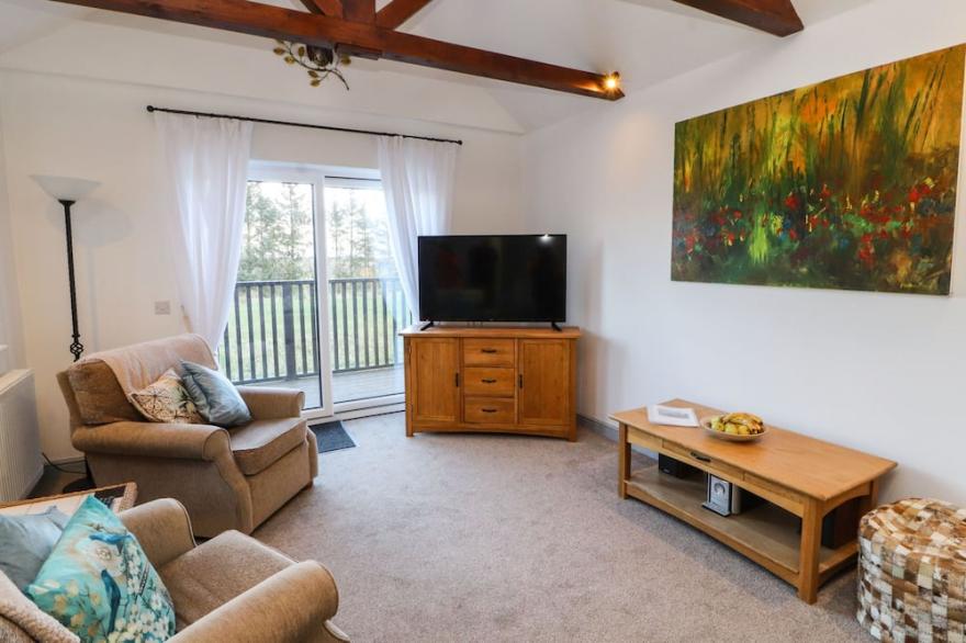 SQUIRREL COTTAGE, family friendly, with pool in Penruddock