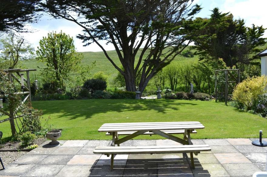 Lovely cottage in tranquil setting close to beaches and Cubert Common