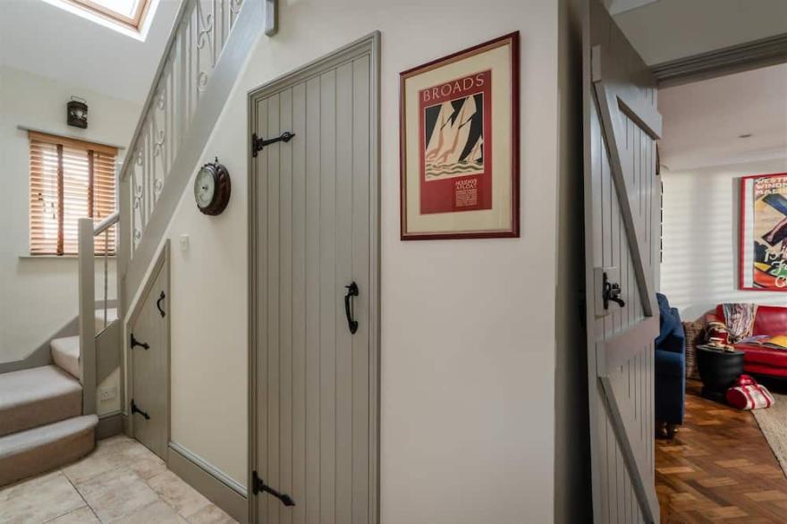 Quay House - Waterside, eclectic style, parking
