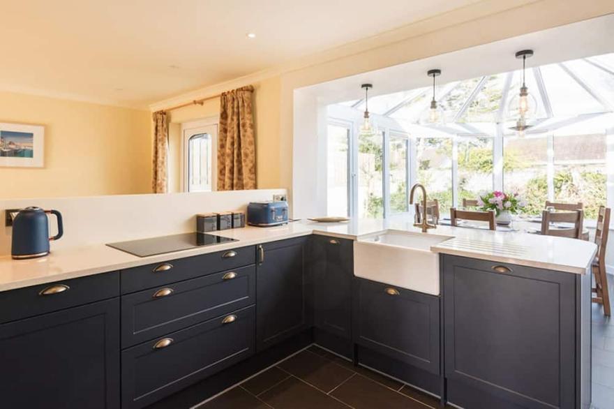 SILVERDALE, pet friendly, with a garden in Rock