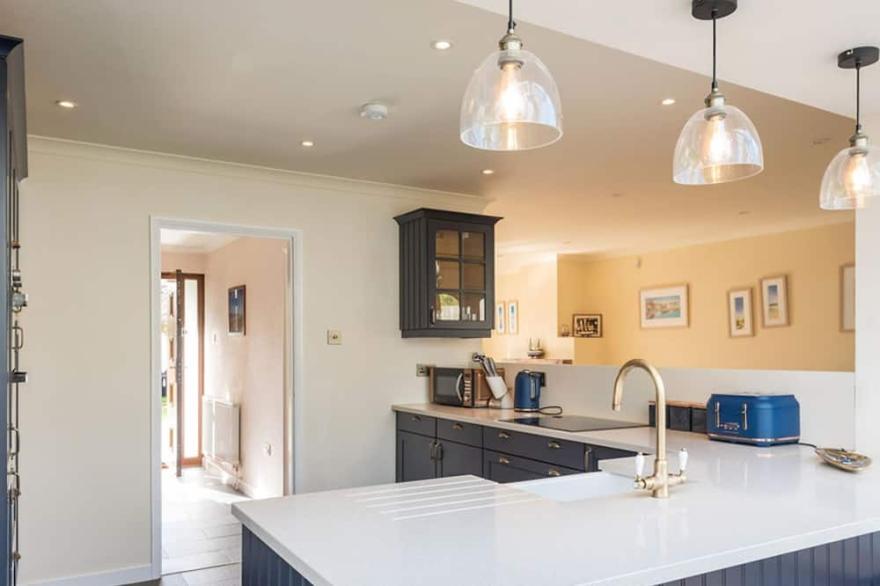 SILVERDALE, pet friendly, with a garden in Rock