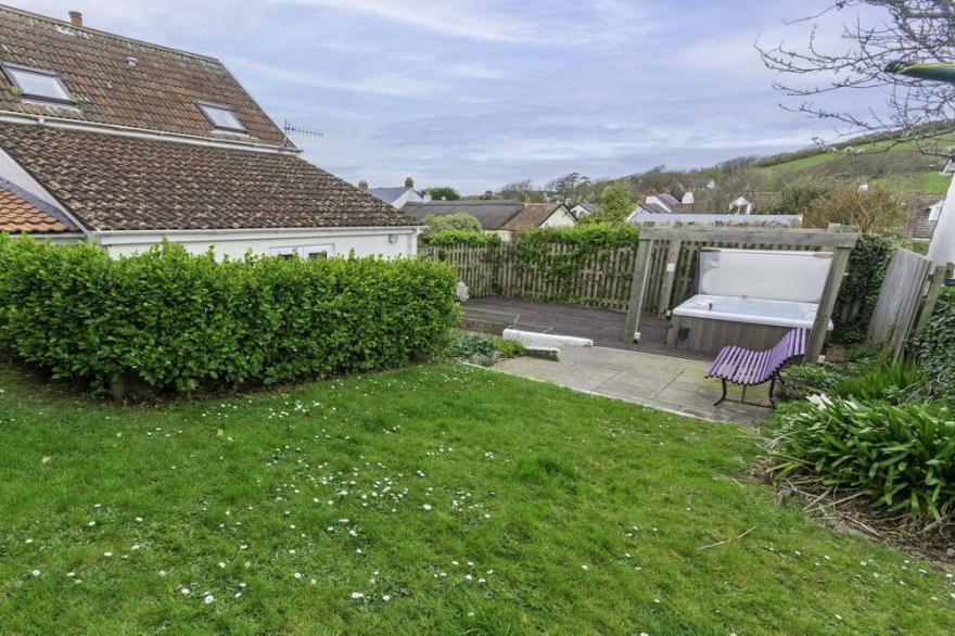 Bridge Cottage Sleeps 8|Hot Tub* & Near the Beach