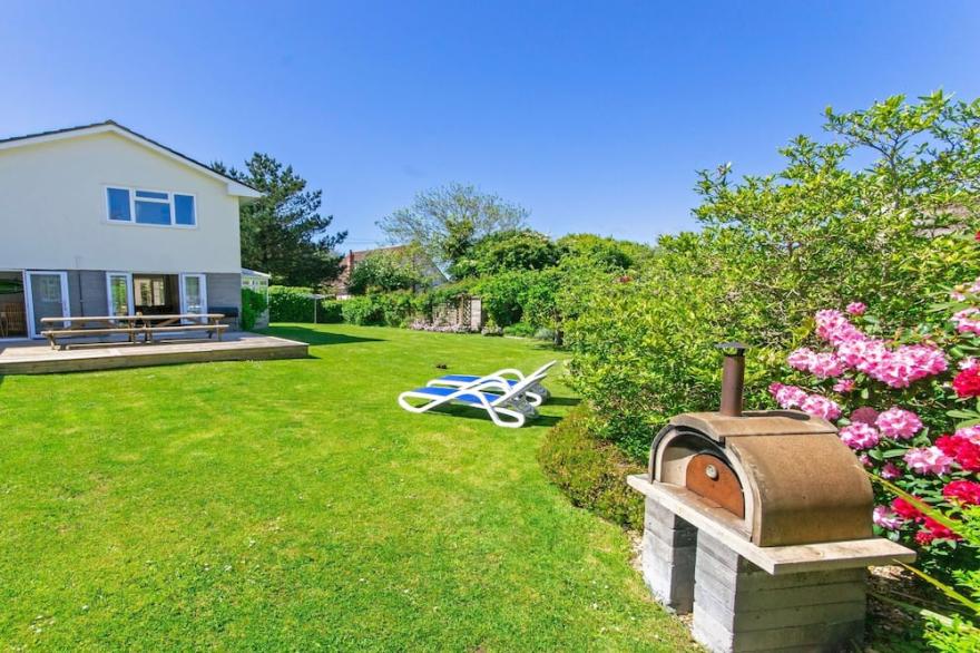 Ladywell, Sleeps 12 | Hot Tub* | Pool Table, Pizza Oven and TV Room.