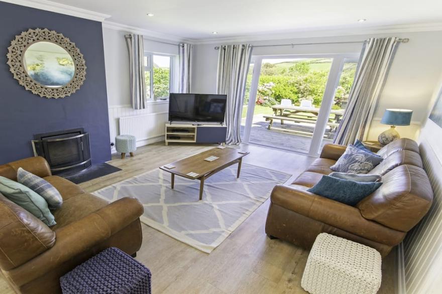 Ladywell, Sleeps 12 | Hot Tub* | Pool Table, Pizza Oven and TV Room.