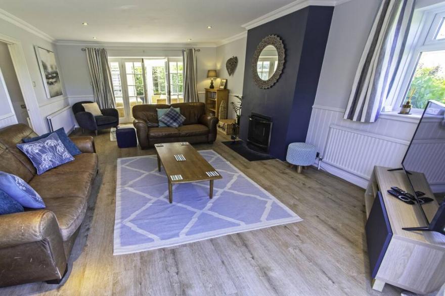 Ladywell, Sleeps 12 | Hot Tub* | Pool Table, Pizza Oven and TV Room.