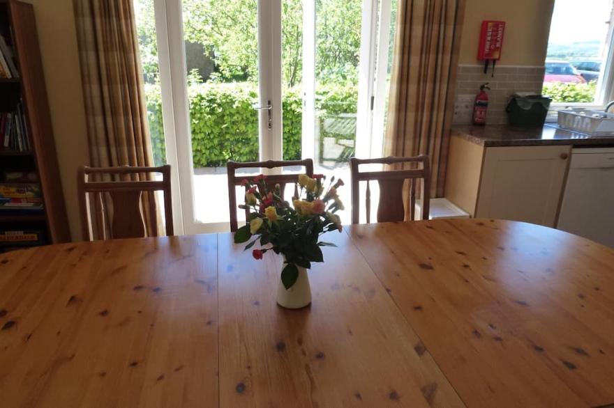 Orchard View; Spacious 4 bed cottage in rural country location. Single storey