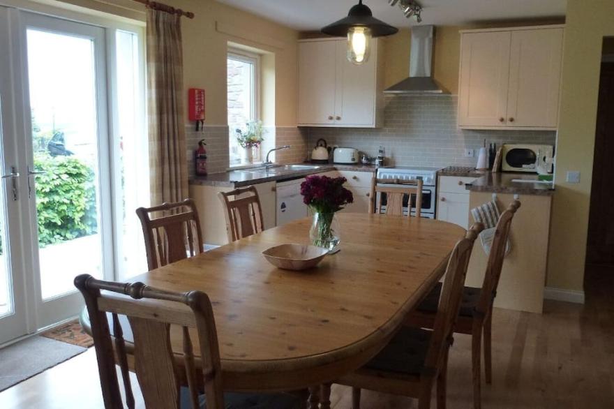 Orchard View; Spacious 4 bed cottage in rural country location. Single storey