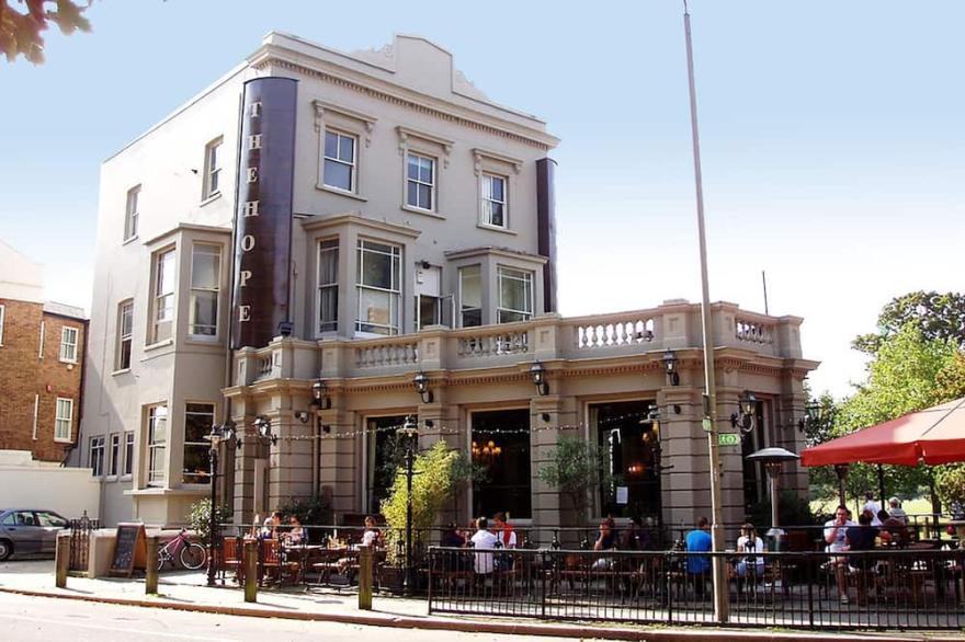 Gorgeous Modern Home 15 minutes from Buckingham Palace