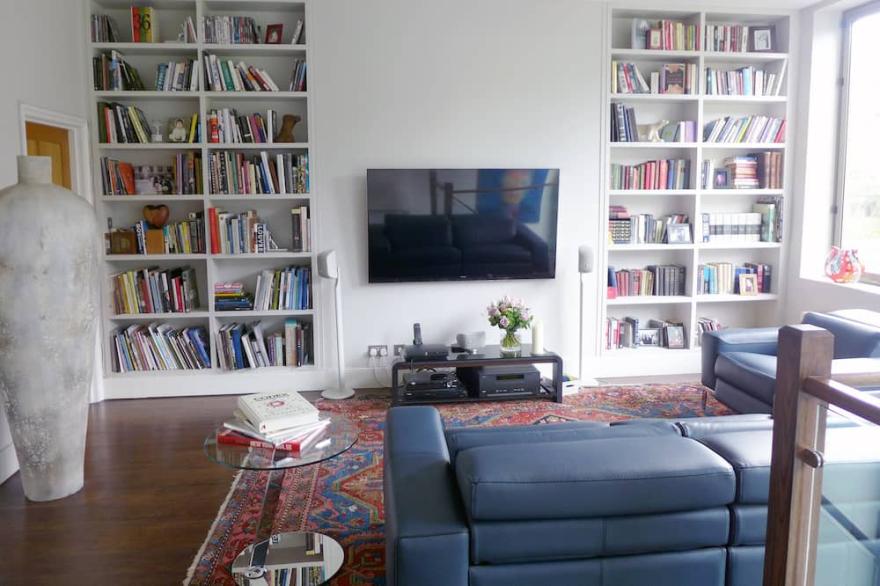 Gorgeous Modern Home 15 minutes from Buckingham Palace