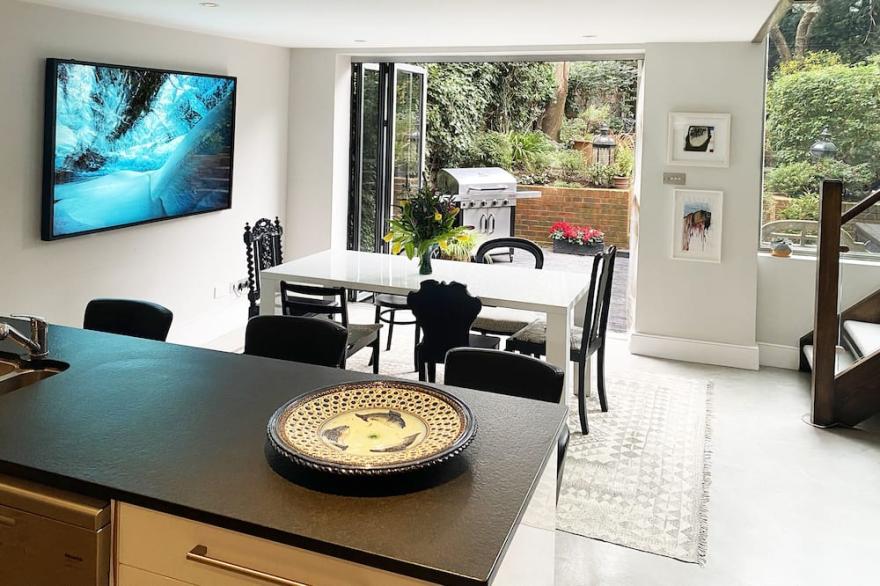 Gorgeous Modern Home 15 minutes from Buckingham Palace