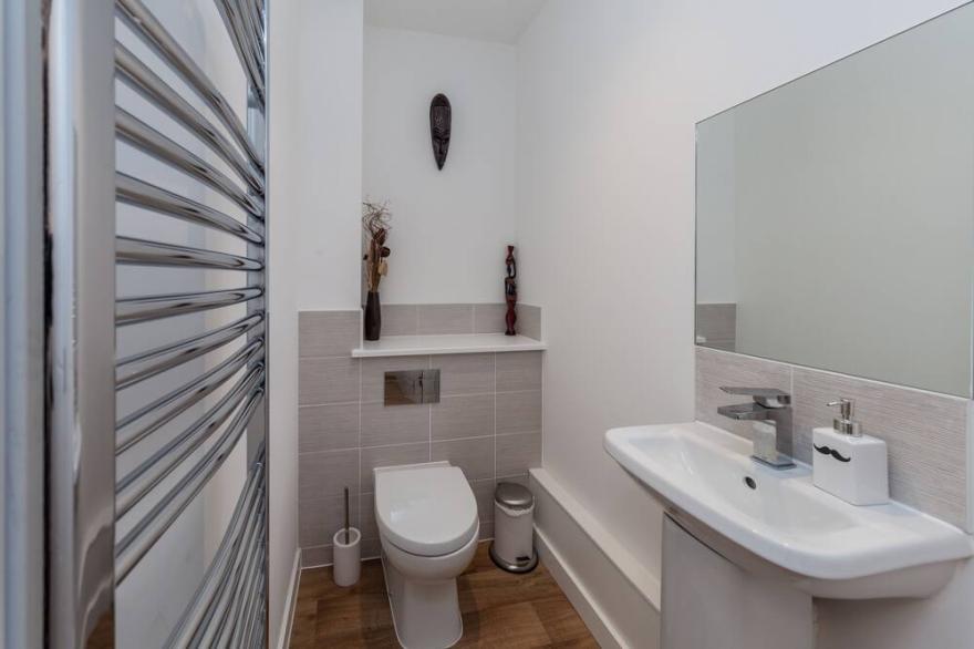 Luxury House with Study & Garden in London
