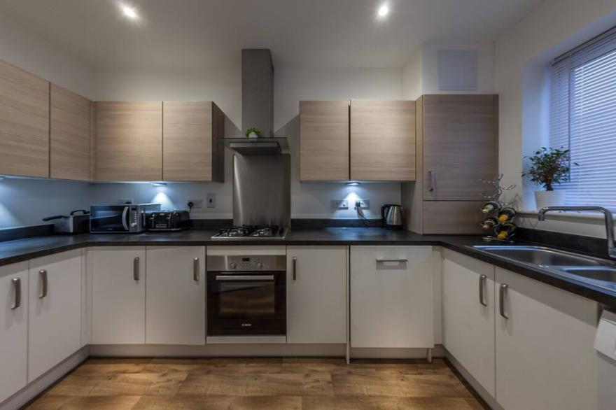 Luxury House with Study & Garden in London