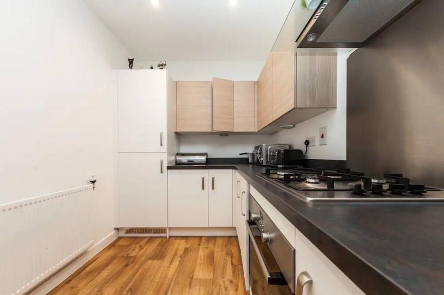 Luxury House with Study & Garden in London