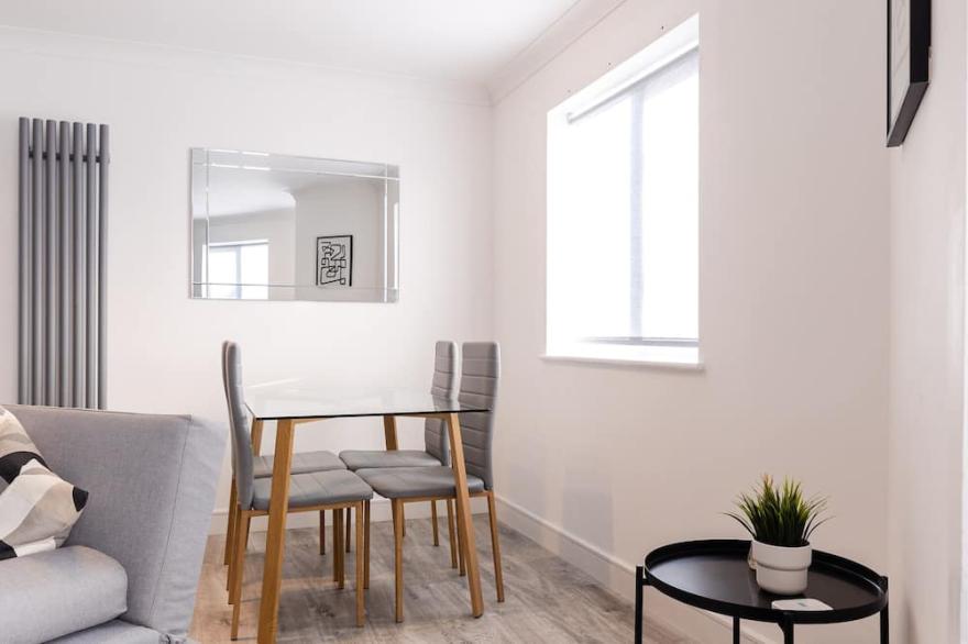 Luxury, Modern Apartment w/ Netflix in Zone 2
