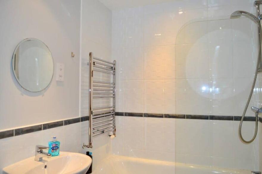 Modern 2 Bedroom City Centre Flat
