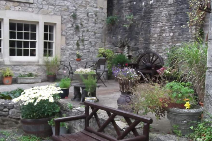 Private Annex to Manor Sleeps 6