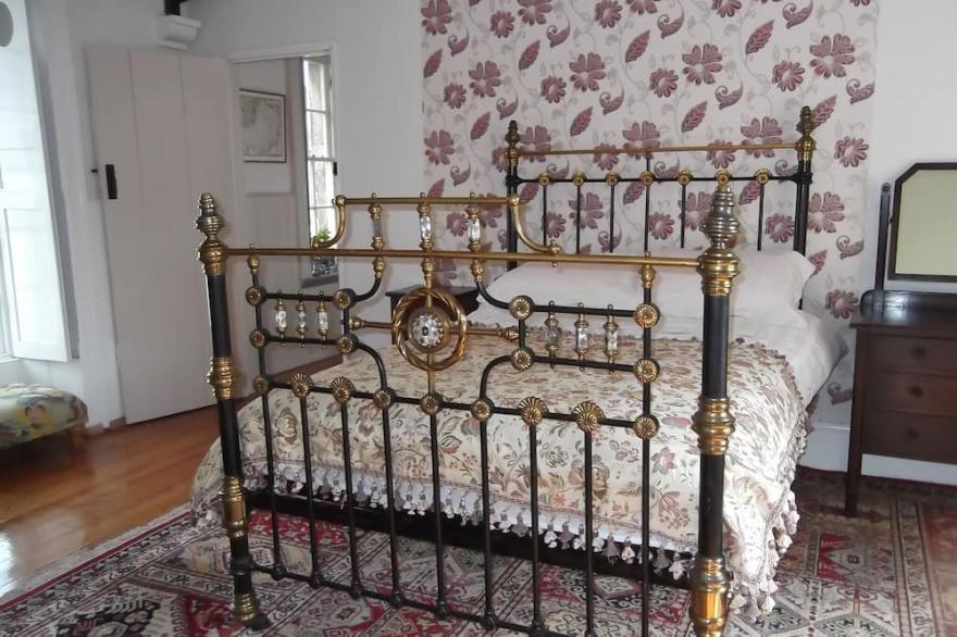 Private Annex to Manor Sleeps 6