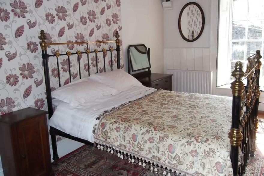 Private Annex to Manor Sleeps 6