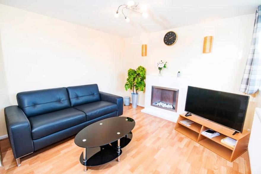 CITY CENTRE ★ FREE PARKING ★ 2 BED HOUSE ★ MODERN