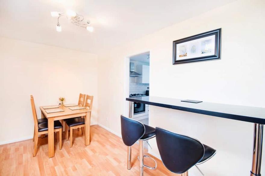 CITY CENTRE ★ FREE PARKING ★ 2 BED HOUSE ★ MODERN