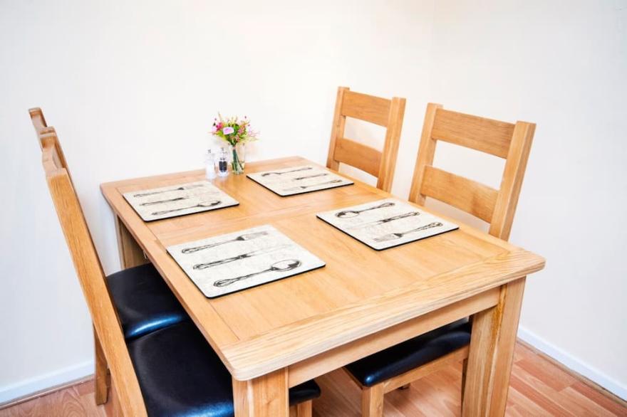 CITY CENTRE ★ FREE PARKING ★ 2 BED HOUSE ★ MODERN