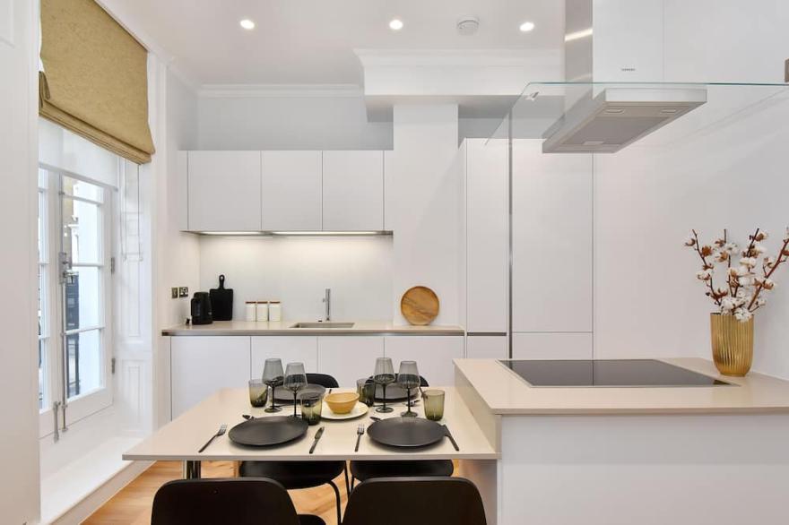 Superb new Mayfair 1 Bed 1.5 Bath £5 million Air Conditioned Free WiFi