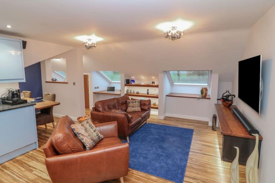 ORCHARD VIEW LODGE, pet friendly, with hot tub in Broadclyst