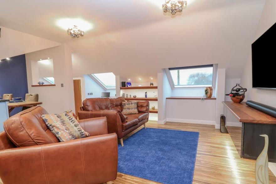 ORCHARD VIEW LODGE, pet friendly, with hot tub in Broadclyst