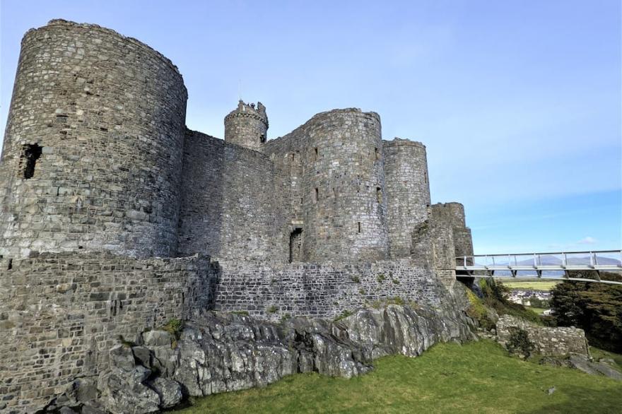 Spacious 3 bed apartment with castle view